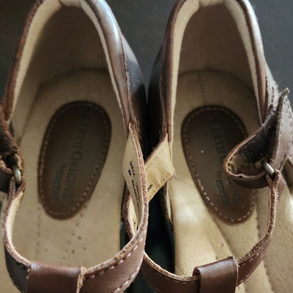 Earth Origins Multi-Tone Leather Sandals - Picture 2 of 7